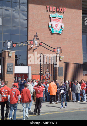 Fans gehen auf das Spiel Liverpool Football Ground Anfield Road Liverpool Merseyside England Stockfoto