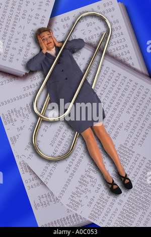 Business-Frau gefangen in Büroklammer Stockfoto