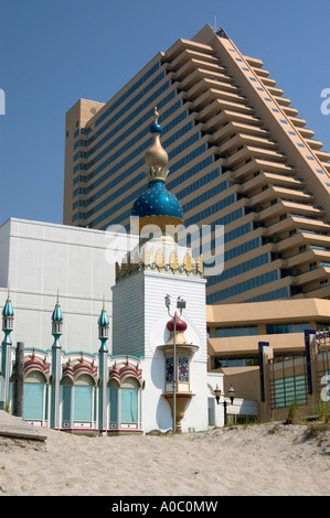 Fragment Casino Taj Mahal vor und Casino Show Boat auf der Rückseite Atlantic City, New Jersey USA Stockfoto