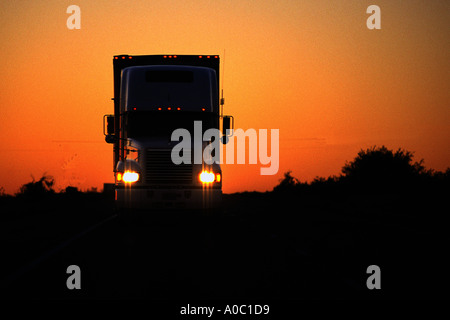 Sattelschlepper auf Autobahn Stockfoto