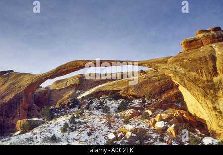 Landscape Arch, Schnee im Winter, Arches Nat Park, Utah, USA Stockfoto