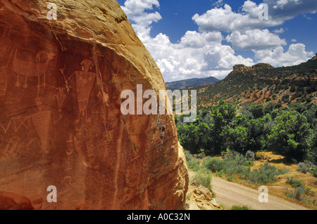 Fremont-Stil Petroglyphen über Cub Creek in der Nähe von Josie Morris Ranch im Dinosaur National Monument, Utah, USA Stockfoto