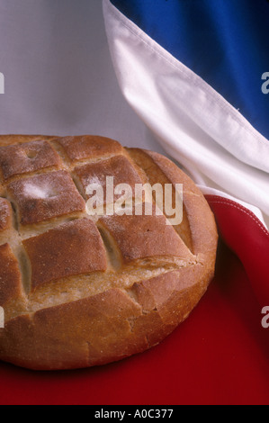 Baguette mit französischer Flagge Stockfoto
