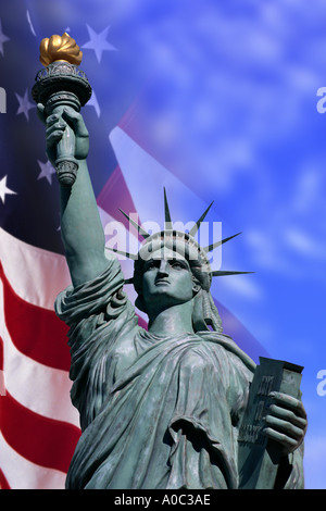 Freiheitsstatue mit amerikanischen Flagge Stockfoto