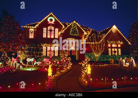 Weihnachtsbeleuchtung am Wohnort Stockfoto