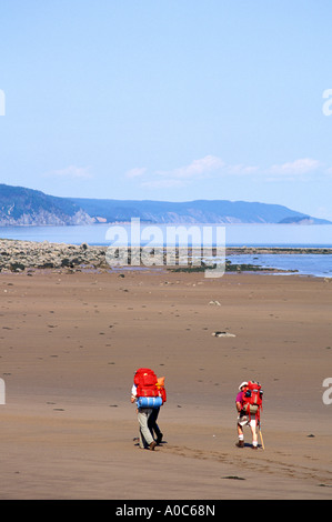 Stock Bild der Männer wandern entlang der felsigen Strand des Fundy Trail zwischen St Martins und Fundy Nationalpark Stockfoto