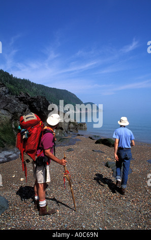 Stock Bild der Männer wandern entlang der felsigen Strand des Fundy Trail zwischen St Martins und Fundy Nationalpark Stockfoto