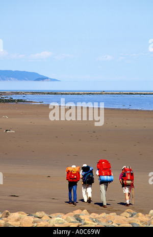 Stock Bild der Männer wandern entlang der felsigen Strand des Fundy Trail zwischen St Martins und Fundy Nationalpark Stockfoto