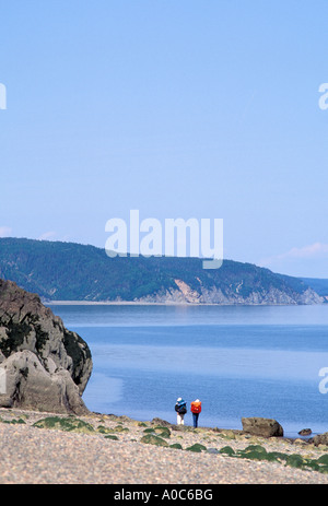 Stock Bild der Männer wandern entlang der felsigen Strand des Fundy Trail zwischen St Martins und Fundy Nationalpark Stockfoto