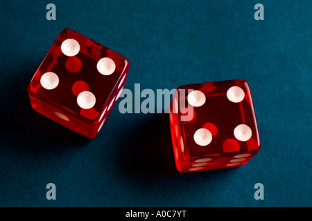 ein paar Würfel mit doppelten Vieren Stockfoto