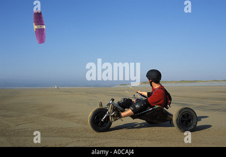 Kite-Buggyfahren am Strand in Nord-Devon England Stockfoto