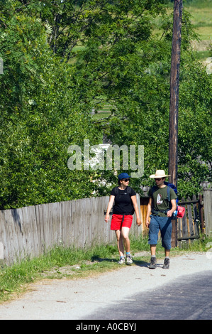 Junges Paar Wandern in Rodna Bergen Karpaten Maramures Region Rumänien Stockfoto