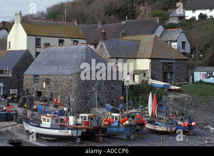 Cadgwith Fischerdorf und Angelboot/Fischerboot auf der Lizerd Halbinsel Cornwall UK Stockfoto