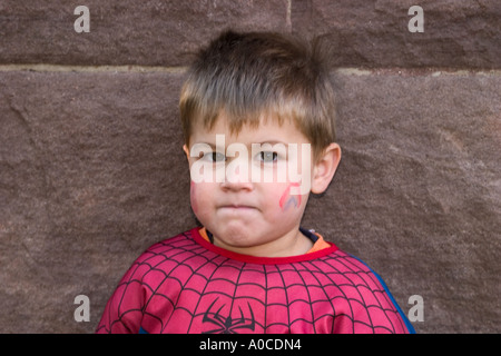 Kleiner Junge in einem Spiderman-Kostüm. Stockfoto