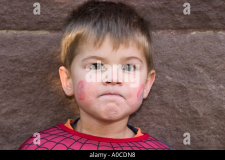 Kleiner Junge in einem Spiderman-Kostüm. Stockfoto