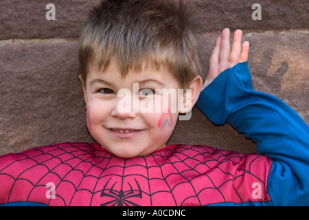 Kleiner Junge in einem Spiderman-Kostüm. Stockfoto