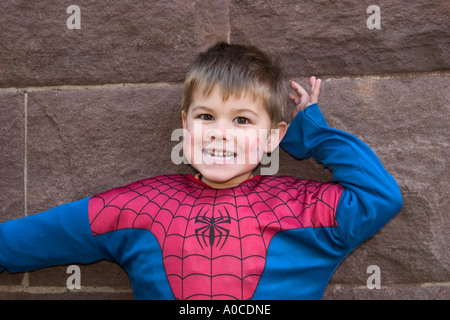 Kleiner Junge in einem Spiderman-Kostüm. Stockfoto