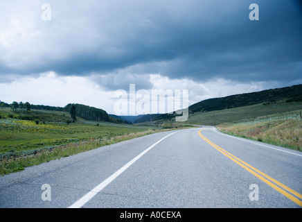 Gewitterwolken über Route 145 außerhalb Telluride, Colorado USA Stockfoto