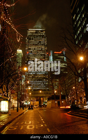 Abend in Kanada Wasser Canary Wharf London, One Canada Square Stockfoto