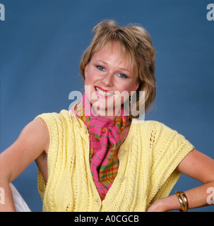 Junge Frau ausgezeichnete Zähne in lächelnd lebhafte Kopf und Schultern hautnah Stockfoto