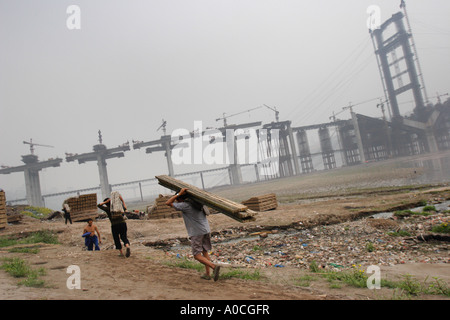 Bambus-Sendung wird an den Ufern des Flusses Yangtze, Chongqing, China entladen. Stockfoto