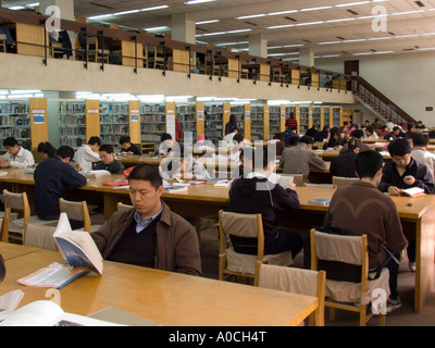 Innere des Beijing Capital Bibliothek in Peking China Stockfoto