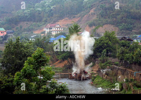 Kontrollierte Explosion durchgeführten UXO Lao auf einer Streubombe Einheit in einem Fluss in Sam Neua, Laos Stockfoto