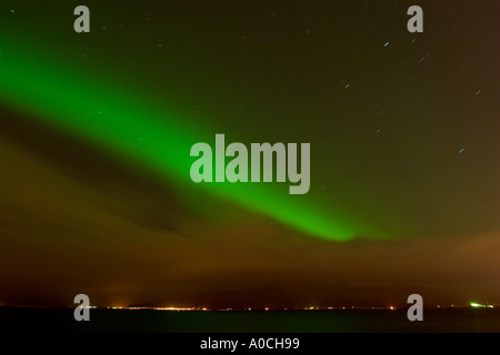 Aurora Borealis Nordlichter über Reykjavik harbour Island Stockfoto