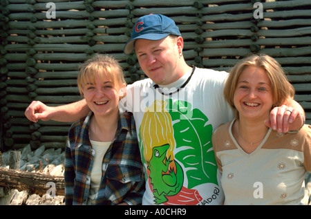 Schwestern Alter 20 und 17 und Freund Alter 25 Inspektion rekonstruiert Wand. Slawische Siedlung Biskupin Polen Stockfoto