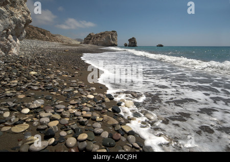 Wellen, die ans Ufer an der Geburtsort von Aphrodite Zypern Stockfoto