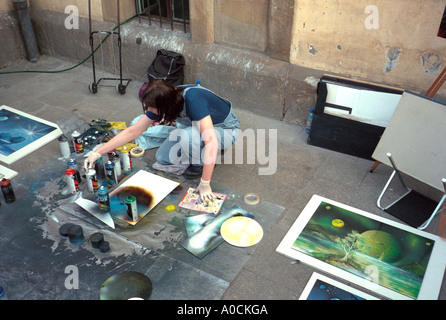 Bürgersteig Künstlerin Alter 19 arbeiten auf einem Gemälde. Krakau Polen Stockfoto