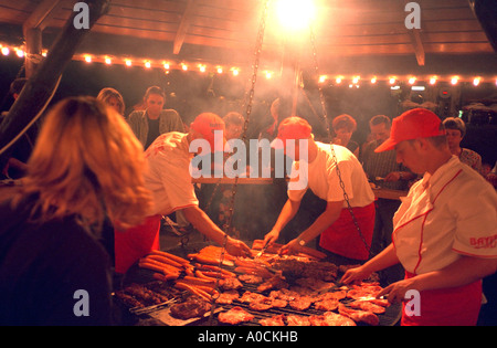 Mit 24 Jahren spiegeln Fleisch am Grill am Abend Outdoor-Grill-Restaurant kocht. Krakau Polen Stockfoto