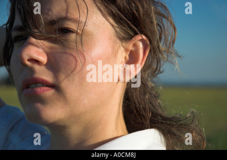Junge Frau im freien Porträt Stockfoto