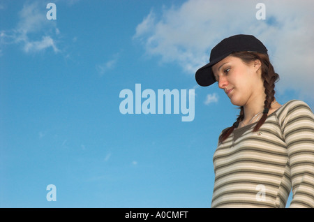 Junge Frau mit Zöpfen, tragen, Kappe stehen im freien Stockfoto