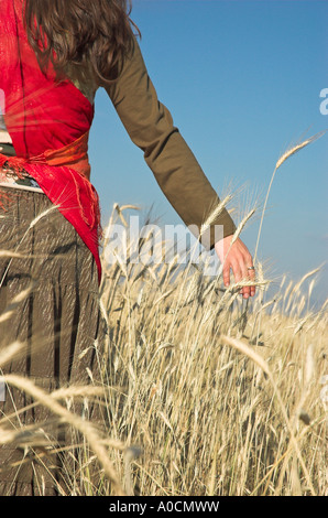 Junge Frau im Weizen Feld Rückansicht Stockfoto
