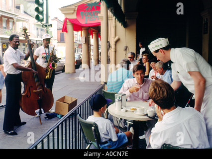 New Orleans, USA. Das Frühstück serviert mit jazz Straßenmusikanten im Cafe du Monde in Jackson Square neben den französischen Markt Stockfoto