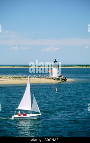 Segelboot aus Nantucket Hafen von Cape Cod, Massachusetts, USA. Passing Brant Point Leuchtturm an der Hafeneinfahrt Stockfoto