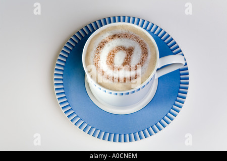 am @-Zeichen in Schaum Tasse heißen Kaffee Cappuccino Stockfoto
