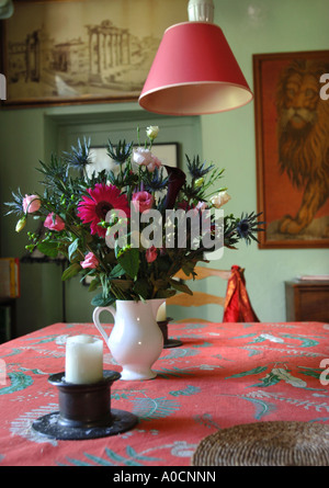 EINE VASE MIT BLUMEN AUF EINEM TISCH IN EINEM LAND ESSZIMMER WILTSHIRE UK Stockfoto