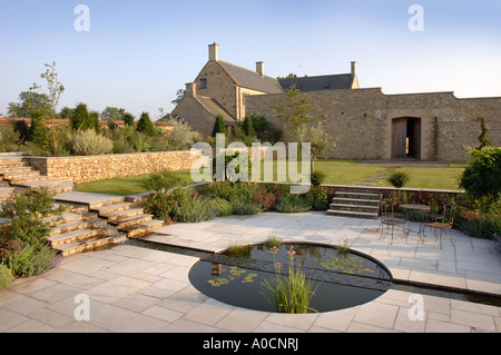 EIN WASSERSPIEL IM GARTEN EIN GROßES LAND HOUSE WILTSHIRE UK Stockfoto