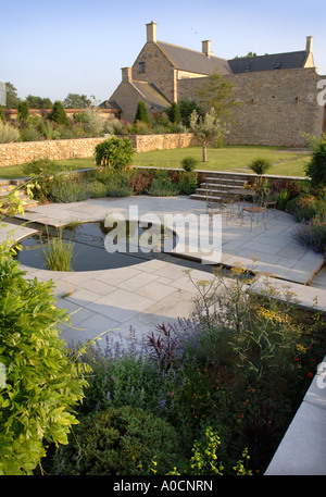 EIN WASSERSPIEL IM GARTEN EIN GROßES LAND HOUSE WILTSHIRE UK Stockfoto