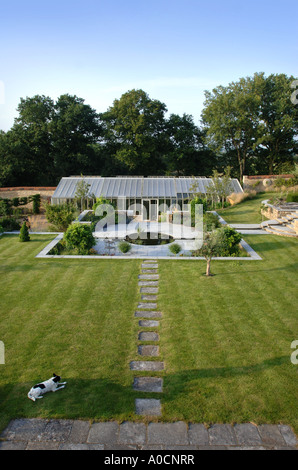 EIN WASSERSPIEL IM GARTEN EIN GROßES LAND HOUSE WILTSHIRE UK Stockfoto