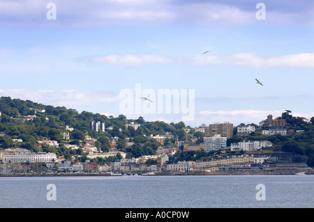 EINE ANSICHT VON TORQUAY IN TORBAY VON PAIGNTON, GROßBRITANNIEN Stockfoto