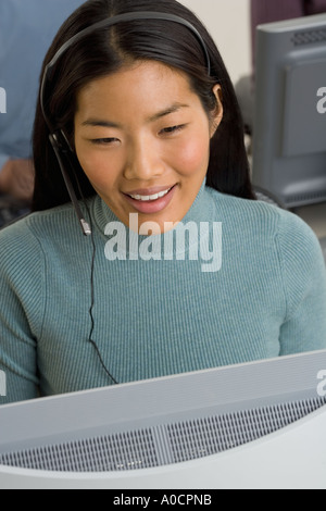 Frau im Gespräch während des Tragens Kopfhörer Stockfoto