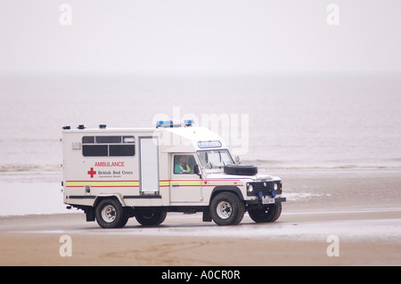 Rotes Kreuz Rettungswagen an einem Strand in england Stockfoto