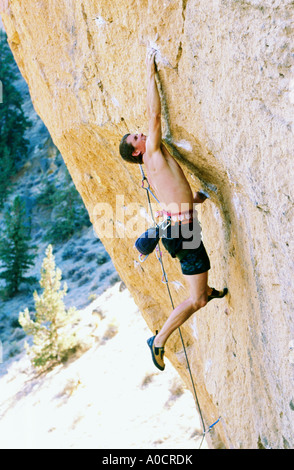 Keith Rainville Klettern Felswand bei Smith Rock State Park-Oregon-USA Stockfoto