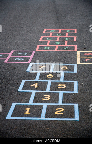 Das traditionelle Spiel von hopscotch, Spielplatz Markierungen Zahlen Kinder hopscotch Straßenspiele auf Spielplatz Dundee, Schottland Großbritannien Stockfoto