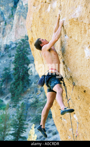 Keith Rainville Klettern Felswand bei Smith Rock State Park-Oregon-USA Stockfoto