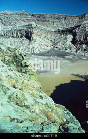 Ein Blick ins Nakadake der aktiven Krater des Mt Aso einer der größten Vulkane der Welt, in der Nähe von Kumamoto Kyushu Südjapan Stockfoto