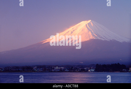 Mt. Fuji bei Sonnenaufgang über Kawaguchi-See mit der Ortschaft Kawaguchi auf dem jenseitigen Ufer Japan gesehen Stockfoto